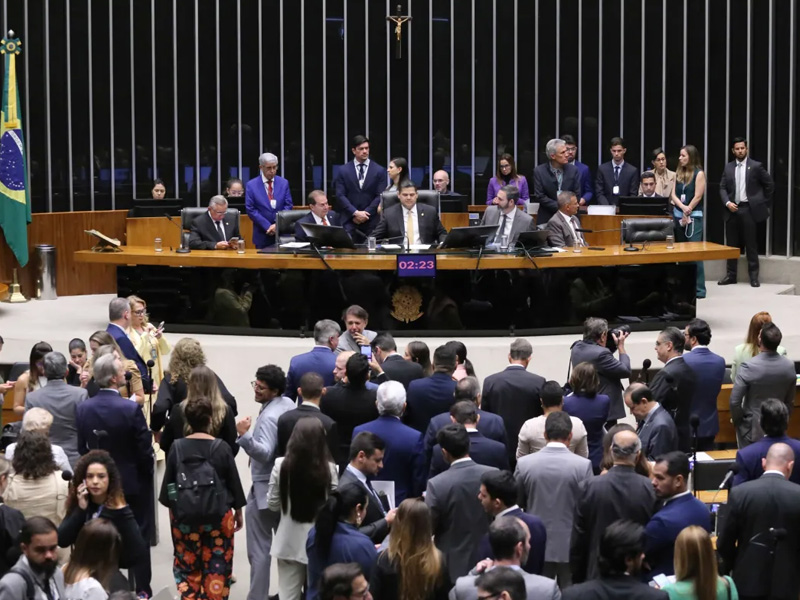 Congresso derruba veto de Lula à dosimetria e abre caminho para redução de pena de Bolsonaro