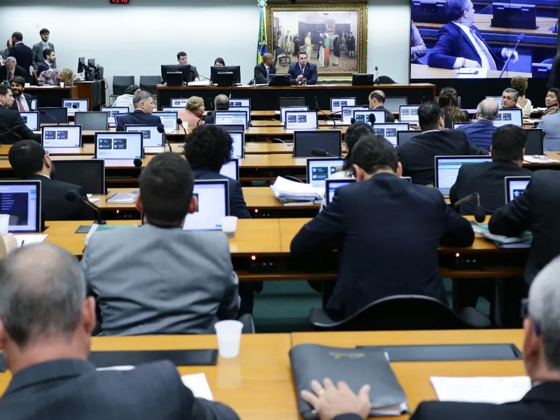 CCJ aprova avanço de propostas que preveem fim da escala 6×1 no Brasil