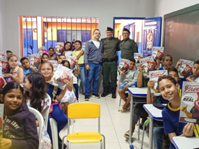 Alunos de Caririaçu recebem livros do PROERD e avançam na formação cidadã
