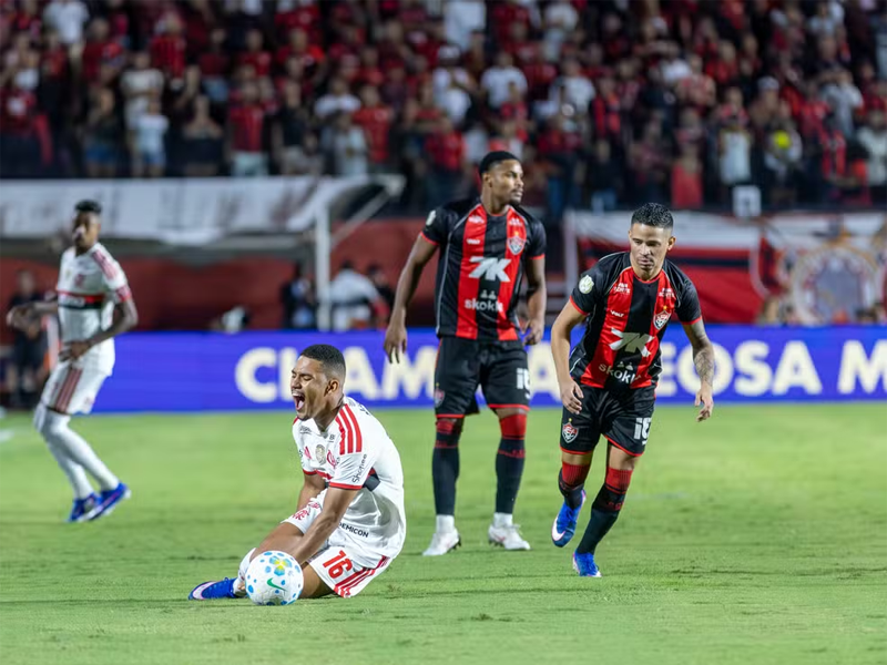 Vitória vence Flamengo e garante vaga nas oitavas da Copa do Brasil