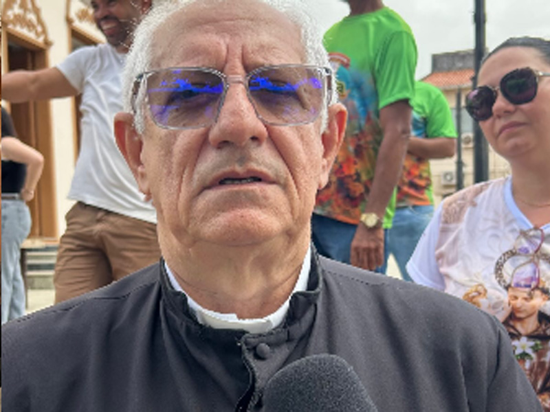 Vídeo: Padre Joaquim Ivo convida devotos para a programação do Pau da Bandeira e fala sobre benção dos carregadores