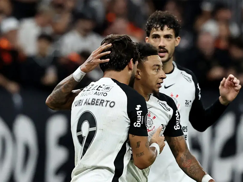 Corinthians vence Peñarol e mantém 100% na Libertadores; Fluminense perde e se complica na competição