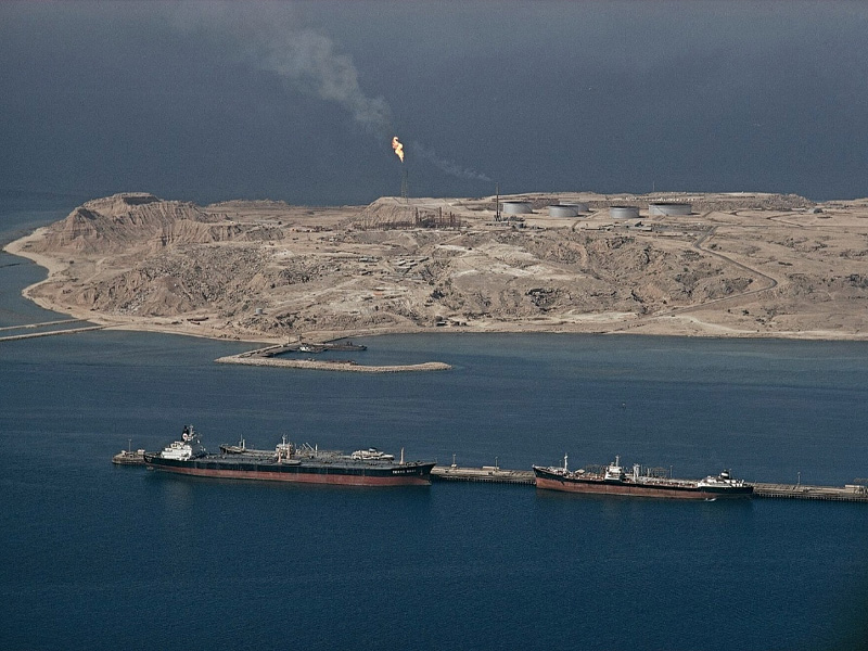 Irã diz ter barrado navios dos EUA em Ormuz, enquanto novos ataques a embarcações elevam tensão na rota do petróleo