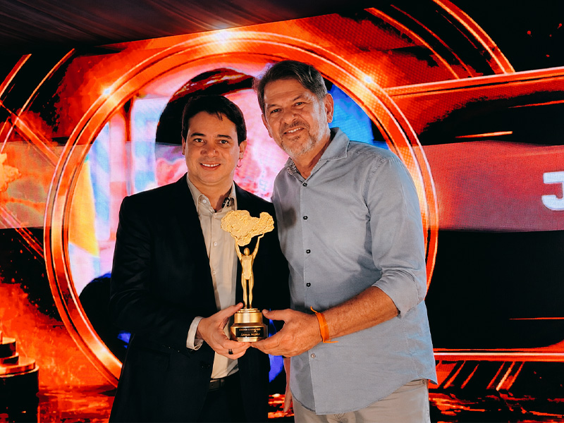 Júnior Mano recebe Prêmio Sertão de Ouro em noite de reconhecimento em Crateús