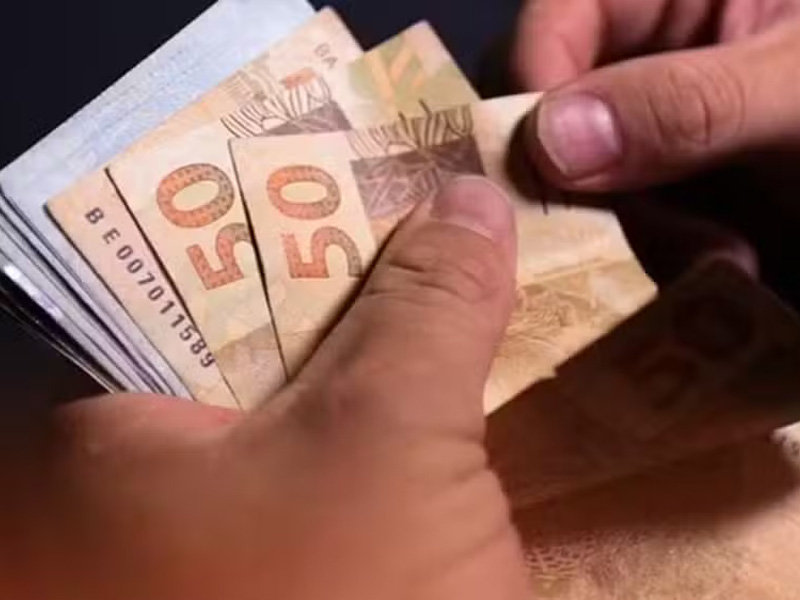 Renda média do brasileiro bate recorde e chega a R$ 3.367 em 2025, diz IBGE