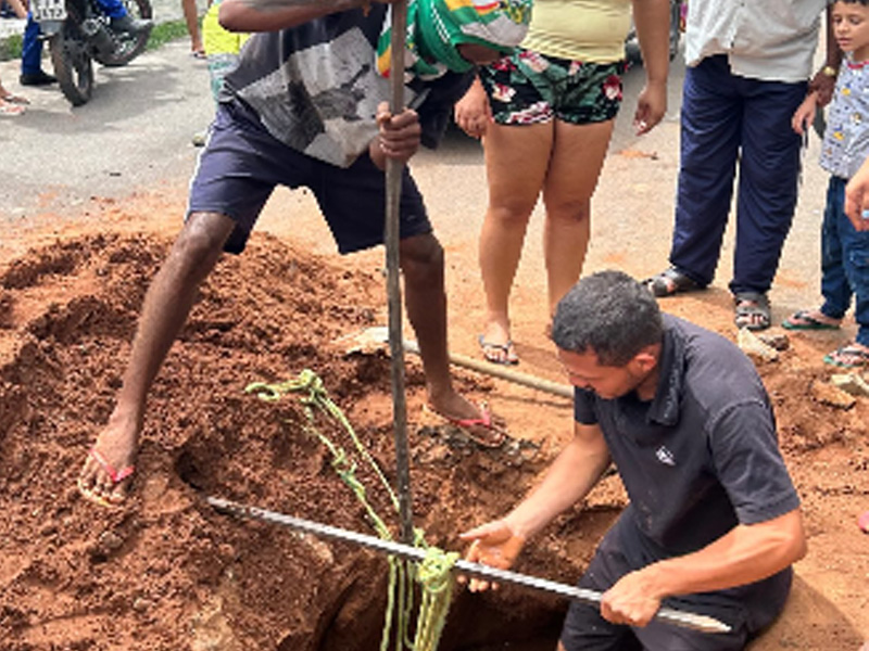 🔴AO VIVO: população do João Cabral bloqueia carro da Cagece, impede serviço de troca de rede e decide cavar buraco na rua para religar abastecimento d’água