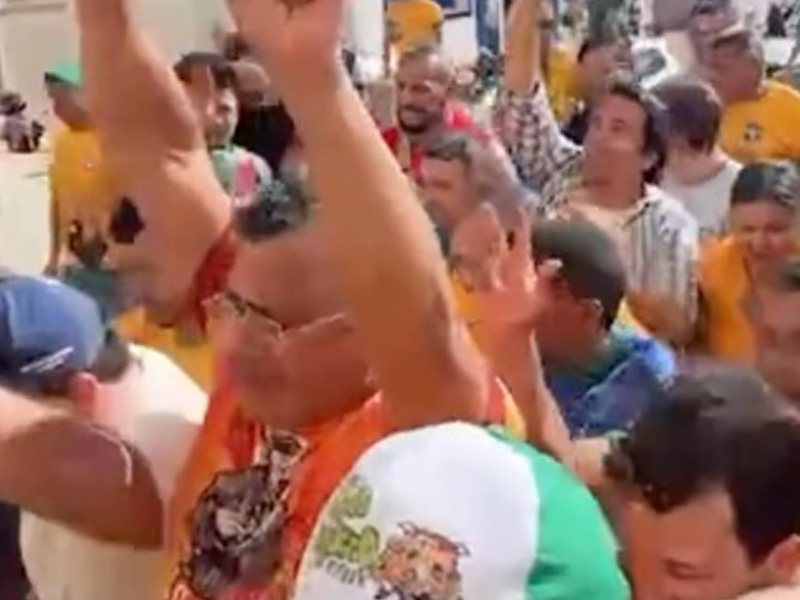 🔴AO VIVO: carregadores chegam à igreja de Santo Antônio para bênção antes do corte do Pau da Bandeira, em Barbalha