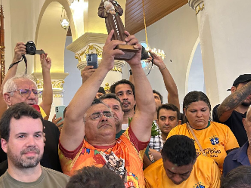 Vídeo: Capitão do Pau da Bandeira, Rildo Teles, fala sobre a escolha do pé de angico como mastro da Festa de Santo Antônio, em Barbalha
