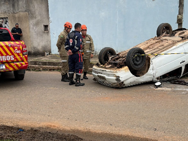 🔴AO VIVO: motorista morre após capotar carro numa rua do bairro São José, em Juazeiro do Norte