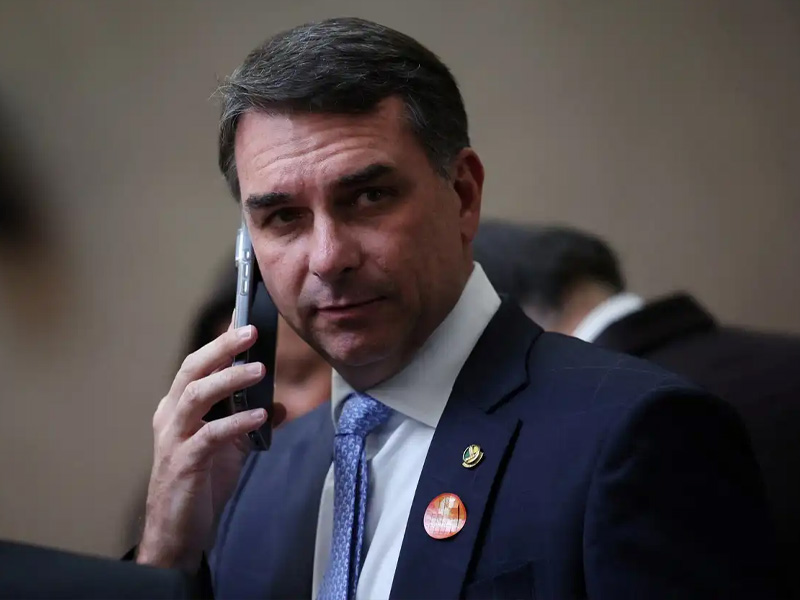 Flávio Bolsonaro confirma visita a Daniel Vorcaro após prisão do ex-banqueiro em 2025