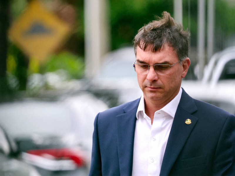 Áudios de Flávio Bolsonaro cobrando dinheiro de Vorcaro motivam pedidos de investigação na PF e Receita Federal