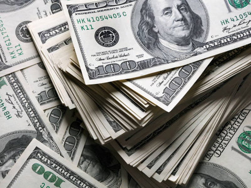 Dólar cai para R$ 4,95 e fecha no menor valor em dois anos
