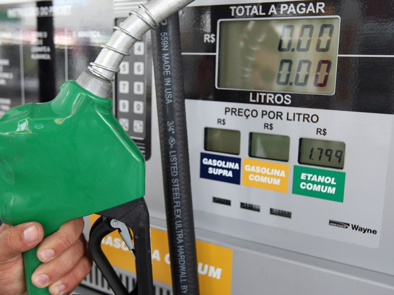 Governo federal anuncia subvenção para conter alta no preço da gasolina