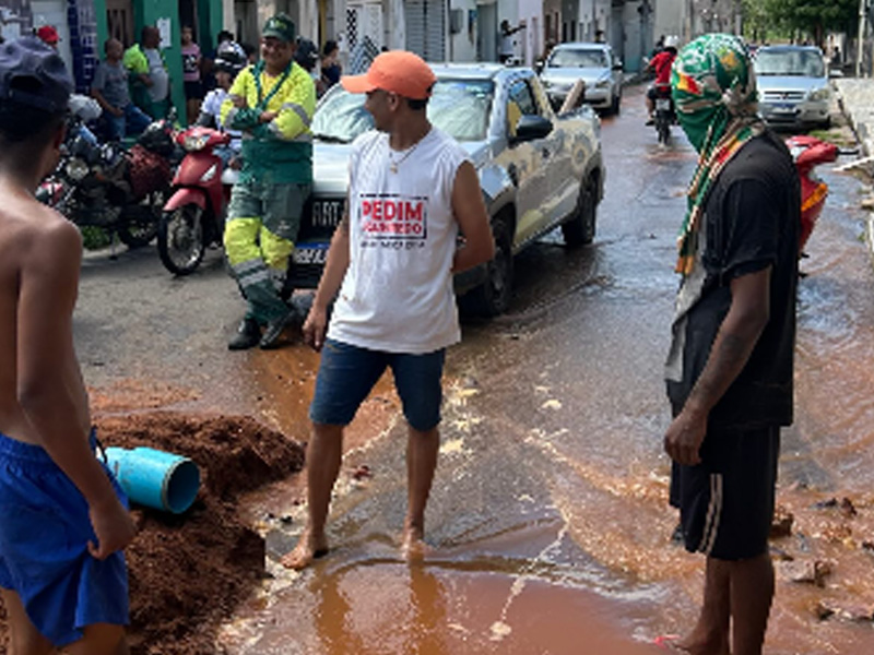 🔴AO VIVO: após abrir buraco na via, população deixa água jorrando no bairro João Cabral em protesto à interrupção de abastecimento