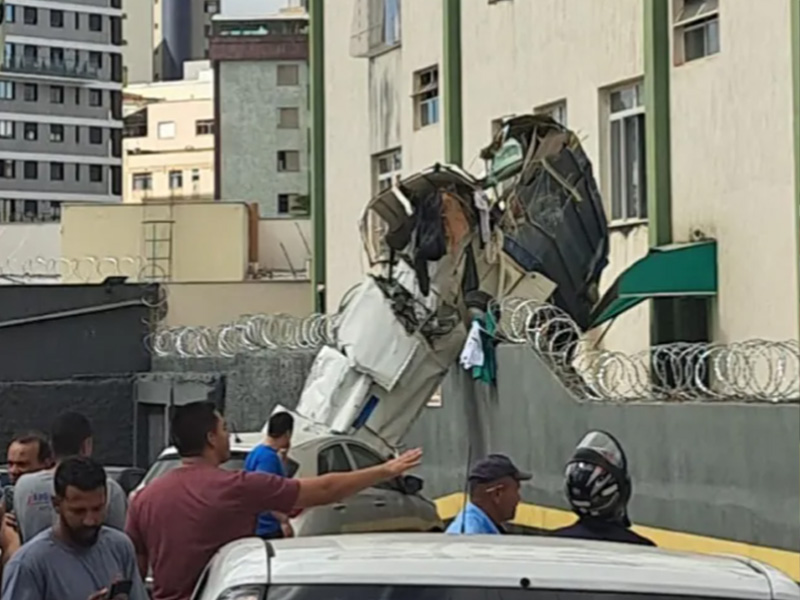 Queda de avião em BH deixa dois mortos e três feridos em estado grave