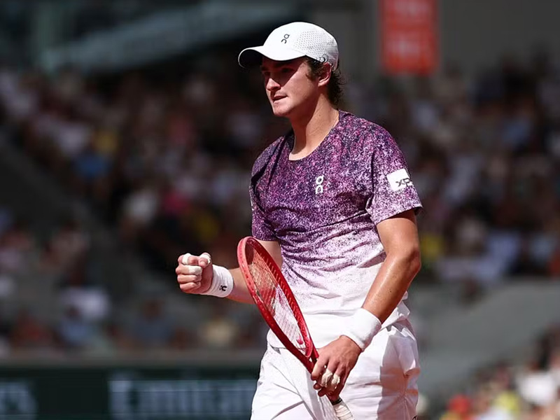 Brasileiro João Fonseca vence Djokovic de virada e conquista maior vitória da carreira em Roland Garros