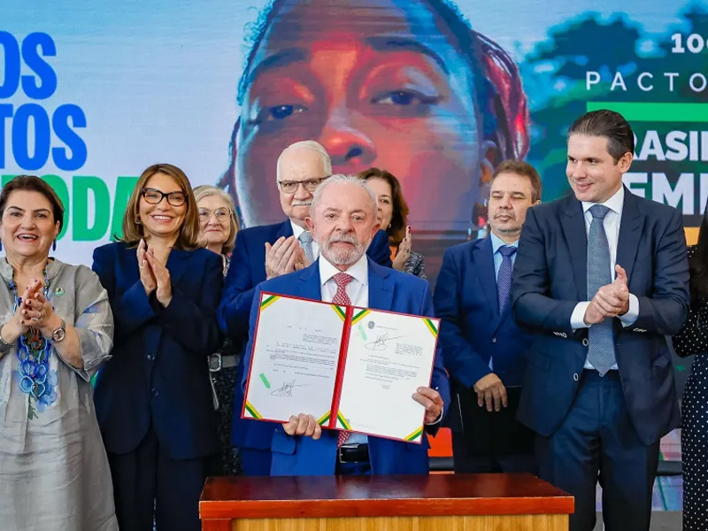 Lula assina decretos que criam novas regras para big techs e ampliam proteção digital às mulheres