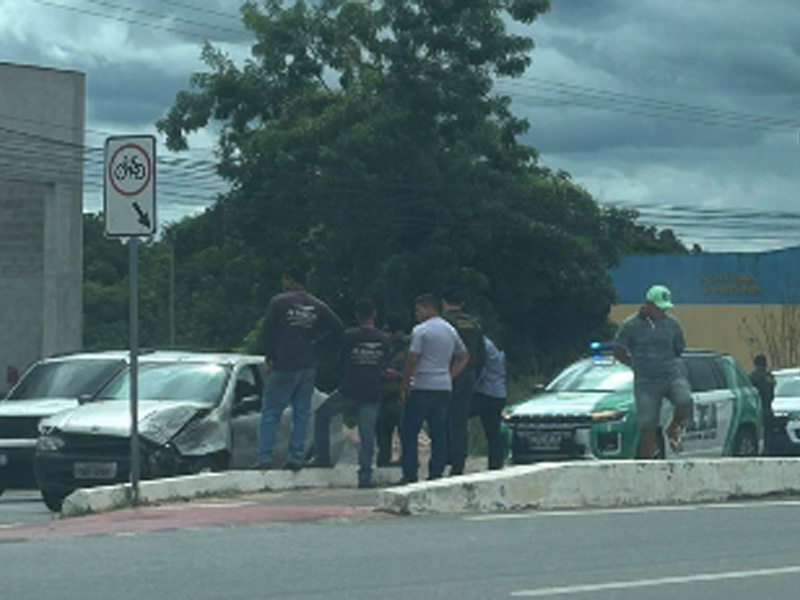 🔴AO VIVO: colisão entre dois carros é registrada em retorno da avenida Leão Sampaio, em Barbalha