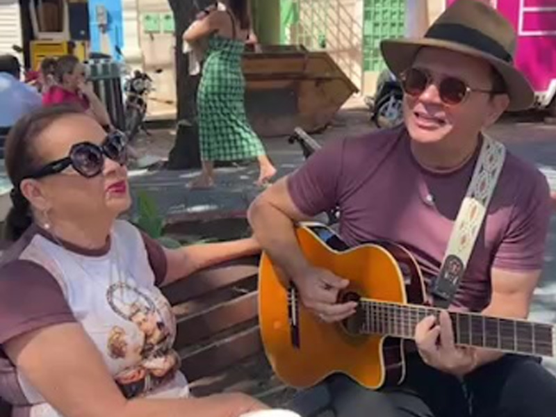 🔴AO VIVO: cantor Leonardo de Luna faz canção em homenagem à tia, Socorro Luna, e à “Noite das Solteironas”
