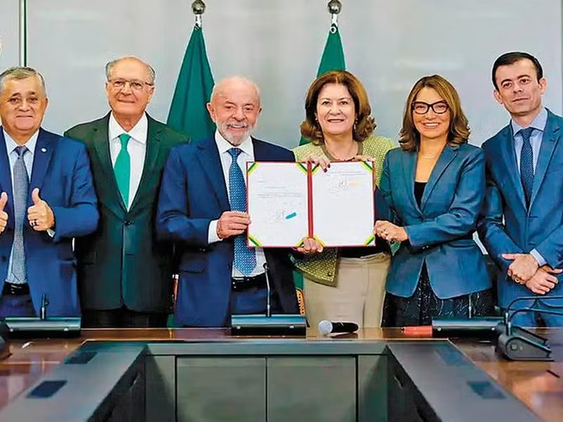 Lula assina medida provisória que põe fim a “taxa das blusinhas” e zera imposto sobre compras internacionais de até US$ 50