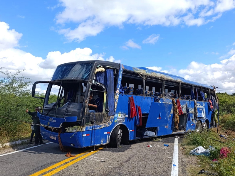 Empresa de ônibus envolvida em acidente com atletas na CE-187 emite nota, afirma que veículo estava regularizado e reforça apoio às famílias após tragédia