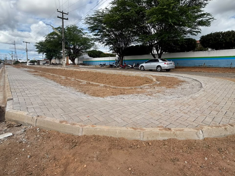 Potengi amplia espaços de lazer com construção de praça moderna na Vila Central
