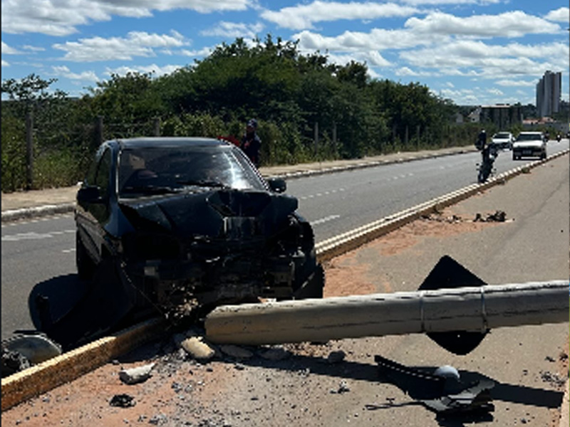🔴AO VIVO: carro colide e derruba poste no Anel Viário, entre Frei Damião e Jardim Gonzaga