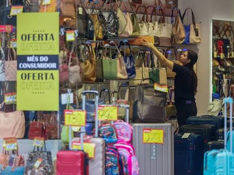 Vendas do comércio caem 1,5% em abril e registram pior resultado em quase quatro anos