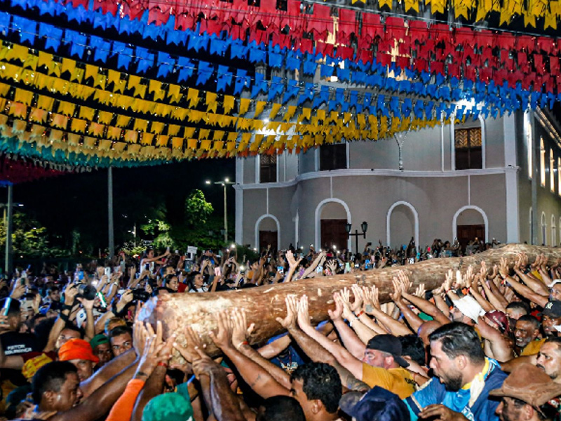 Festa do Pau da Bandeira reúne cerca de 400 mil pessoas e abre ciclo junino no Cariri