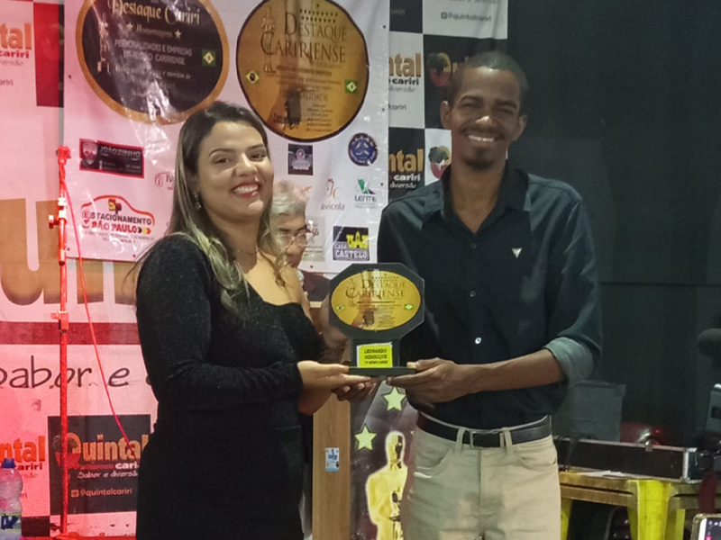 Leonardo Henrique, repórter do News Cariri, recebe comenda Destaque Caririense 2026