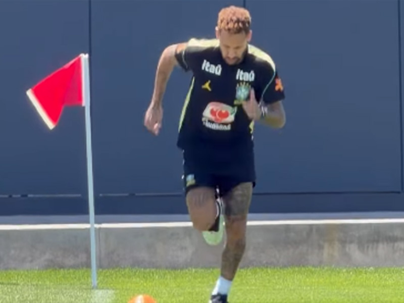 Neymar volta a treinar no gramado com a Seleção durante recuperação de lesão