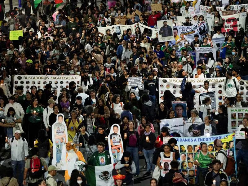 Famílias de desaparecidos vítimas dos carteis protestam antes da abertura da Copa do Mundo no México