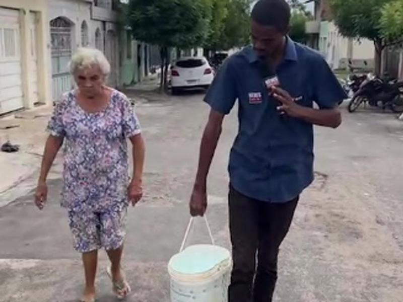 🔴AO VIVO: rua do Rosário está sem abastecimento há cinco dias e moradores idosos buscam água em escola do bairro Salesianos, Juazeiro do Norte
