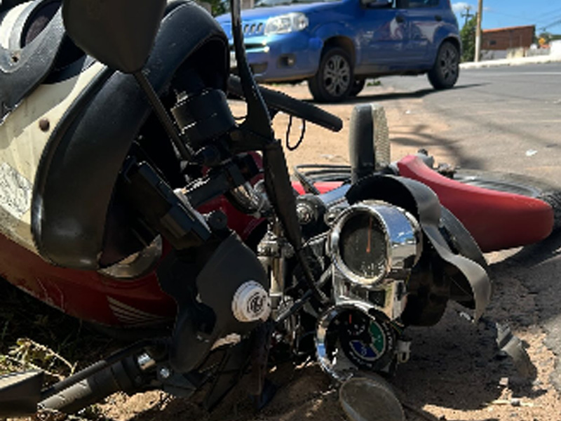 🔴AO VIVO: colisão entre carro e moto é registrada na esquina da avenida Padre Cícero com rua do bairro Muriti, em Crato