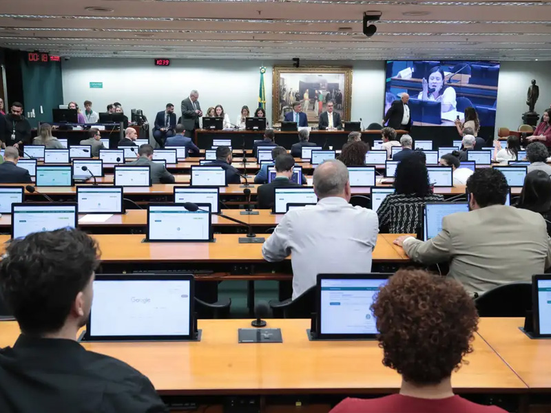 CCJ da Câmara aprova PEC que reduz maioridade penal de 18 para 16 anos