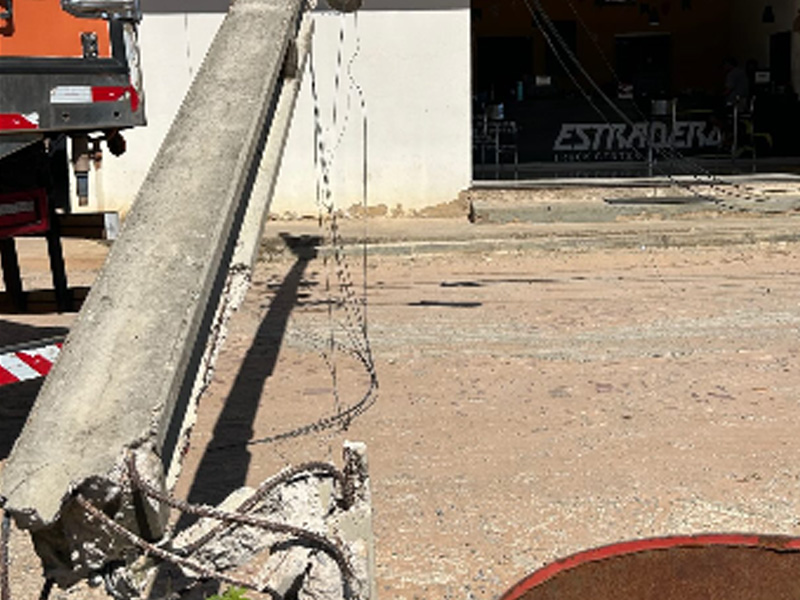 🔴AO VIVO: caminhão atinge poste em avenida e bairro Barro Branco fica sem energia, em Crato