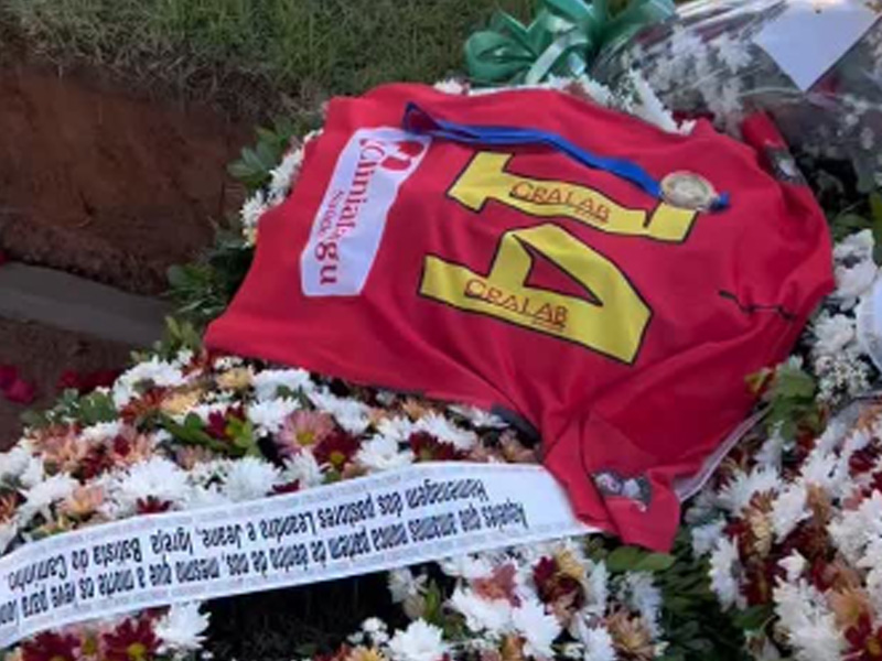 Vídeo: Familiares e amigos prestam suas ultimas homenagens no sepultamentos de Matheus Henrique, uma das sete vítimas do acidente com time de Basquete