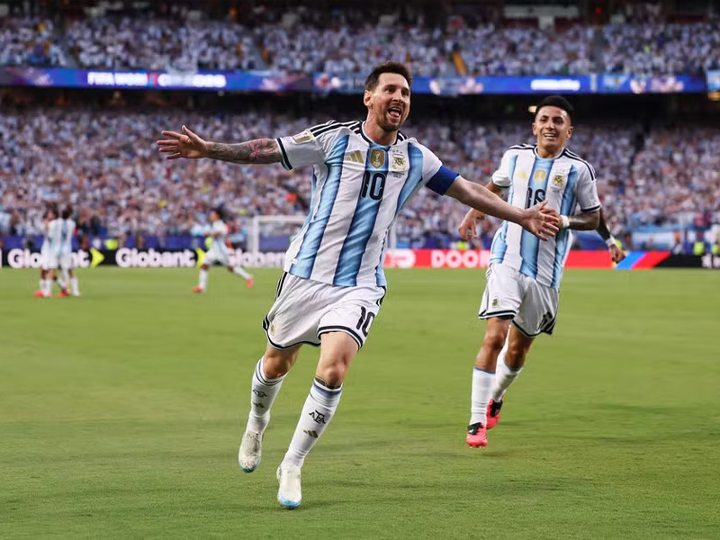 Messi faz história, marca três gols e lidera vitória da Argentina na estreia da Copa