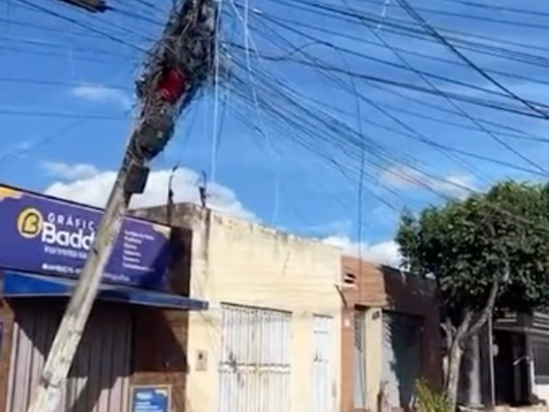 🔴AO VIVO: caminhão arrasta fios de energia e deixa poste quase caído no bairro Triângulo, em Juazeiro do Norte