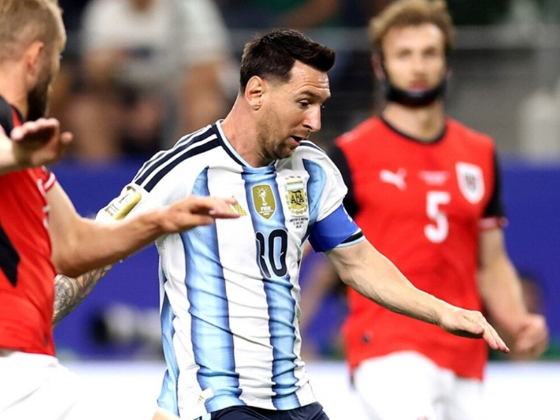 Messi marca duas vezes, bate recorde histórico e garante Argentina no mata-mata da Copa