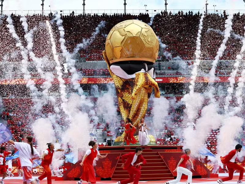 Taça gigante dá problema durante cerimônia de abertura da Copa no Canadá e viraliza nas redes