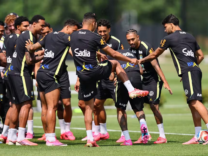 Neymar volta a treinar com o grupo da Seleção antes de duelo contra o Haiti