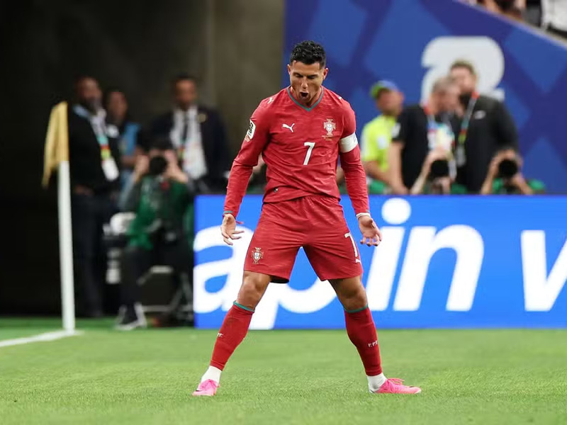 Cristiano Ronaldo marca dois gols, e Portugal goleia Uzbequistão na Copa do Mundo