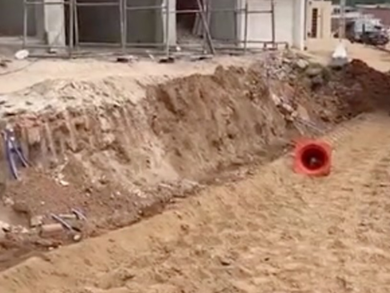 🔴AO VIVO: obra do Contorno rebaixa nível da avenida Thomaz Osterne de Alencar em relação às calçadas e situação prejudica comerciantes e pedestres no Crato