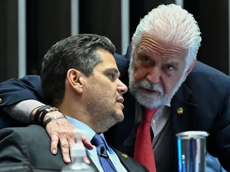 Alcolumbre manifesta apoio a Jaques Wagner após operação da PF
