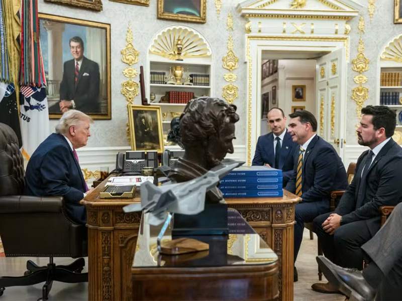 Trump publica foto com Flávio Bolsonaro após proposta de tarifa de 25% contra produtos brasileiros