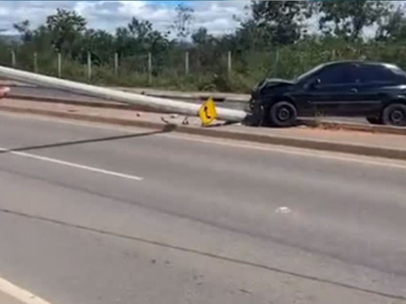 🔴AO VIVO: motorista de carro seguia para trabalho e teria passado mal ao volante antes de colidir veículo contra poste no Anel Viário, em Juazeiro do Norte