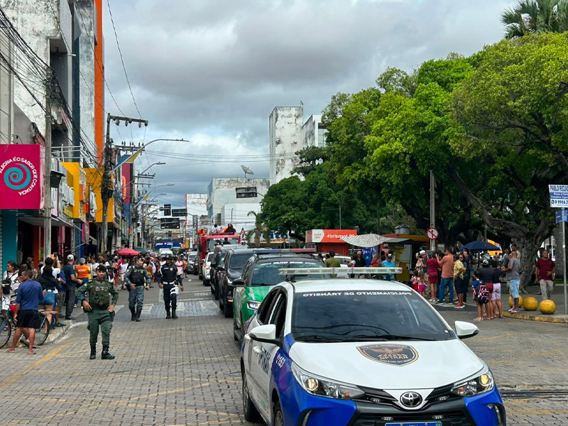 🔴 AO VIVO: cortejo fúnebre do Frei Barbosa passa sob aplausos e comoção na rua São Pedro, em Juazeiro do Norte