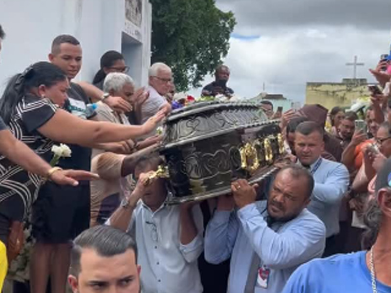 Vídeo: Corpo de Frei Barbosa é sepultado no Cemitério do Socorro, em Juazeiro do Norte
