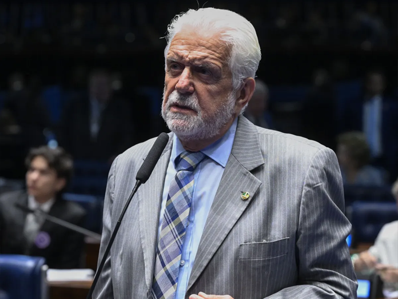 Líder do governo no Senado, Jaques Wagner anuncia saída do cargo